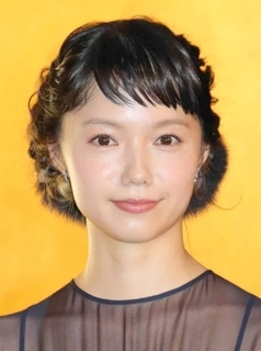 宮﨑あおい４０歳の姿に「まじか」「奇跡」ミニで抜群スタイル見せた…岡田准一と結婚９年