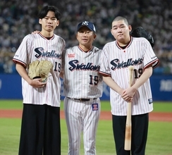 【ヤクルト】石川雅規の引退試合のファーストピッチセレモニーに愛息２人が登場