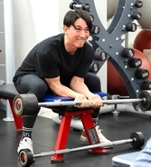 巨人・小林誠司　引き締まった体で自主トレ登場　軽快な動きと超強肩で超速仕上がり示す