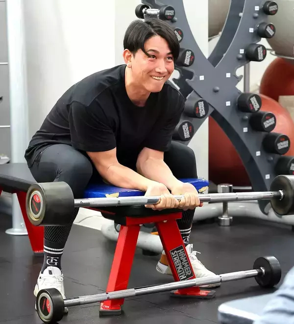 巨人・小林誠司　引き締まった体で自主トレ登場「『エグい球を投げていた』と書いておいてください」