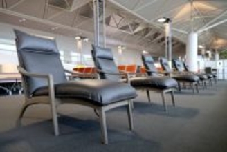 中部国際空港の第１ターミナル搭乗待合エリアにリクライニング席を新設