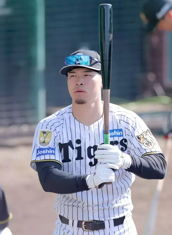 【阪神】佐藤輝明、フリー打撃で１８発のサク越え披露で会場どよめき　バックスクリーン上部直撃弾も