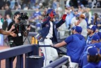 岡本和真　ブルージェイズ恒例のＨＲセレブレーション、初の青ジャケットに歓喜「初めて着られて良かった」