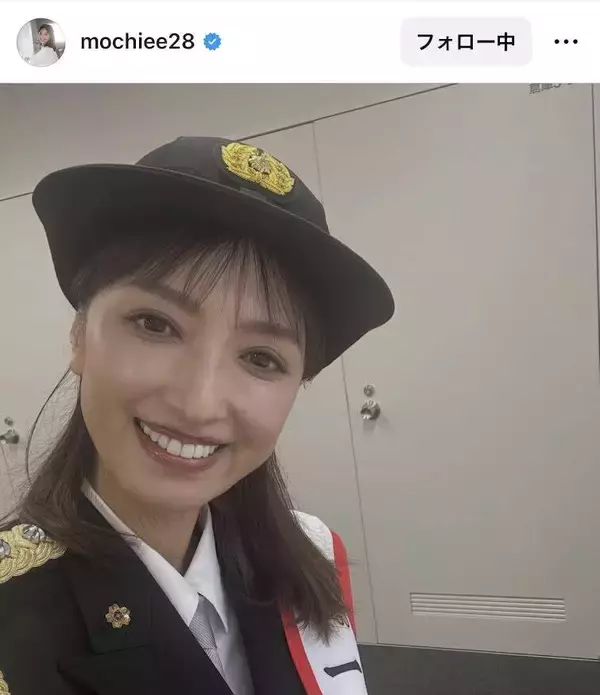 望月理恵アナ、一日警察署長に就任！警察官姿に反響もまさかのヘビを巻く姿に「なんでヘビ？」