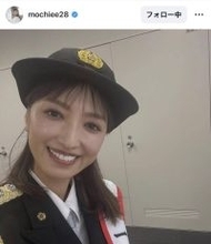 望月理恵アナ、一日警察署長に就任！警察官姿に反響もまさかのヘビを巻く姿に「なんでヘビ？」