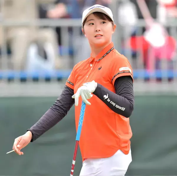 早大出身の稲垣那奈子　大会コース記録の６５で首位　１か月前「８８」大たたきからＶ字回復