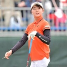 早大出身の稲垣那奈子　大会コース記録の６５で首位　１か月前「８８」大たたきからＶ字回復