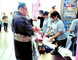 「大相撲藤沢巡業会場でアイスクリームが２０００個以上の爆売れ　力士も並ぶ」の画像1