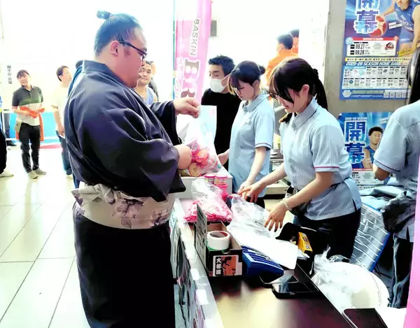 大相撲藤沢巡業会場でアイスクリームが２０００個以上の爆売れ　力士も並ぶ