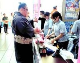 大相撲藤沢巡業会場でアイスクリームが２０００個以上の爆売れ　力士も並ぶ