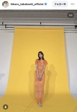 「めっちゃ脚長い」髙橋ひかる、超透け感へそ見せオレンジワンピで魅了！「小顔すぎ」「明るいのも良い」