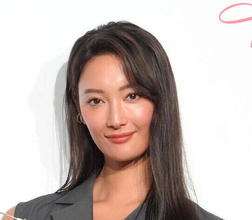 「布の面積が…」菜々緒の大胆水着ショットに驚がく「どこの王女さまかと」「マジでヤバすぎる」「ＡＩレベルの美しさ…」