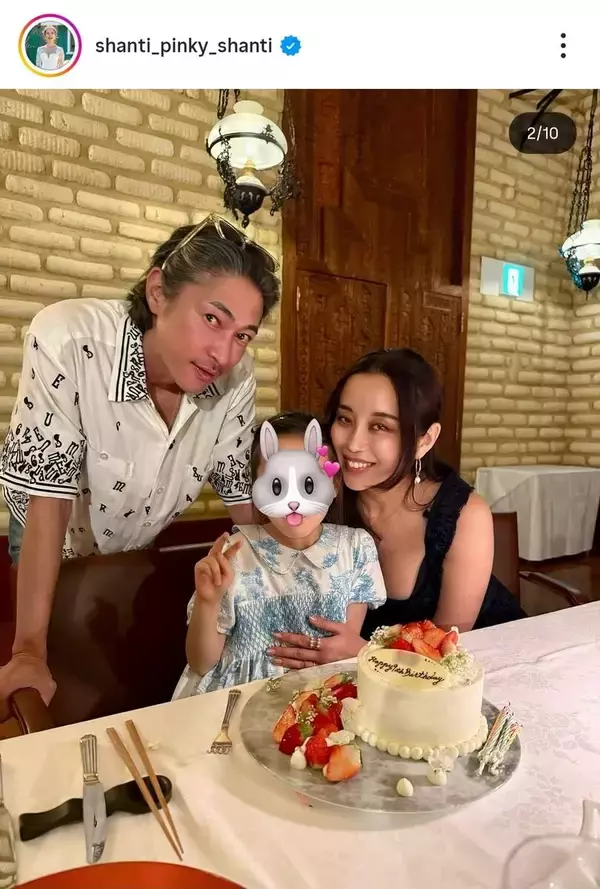 窪塚洋介の美人妻「最高に幸せ」な家族ショット披露！９歳の娘が誕生日にリクエストしたのは…ＰＩＮＫＹが公開