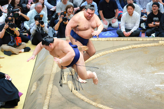 横綱・大の里が４日目で土　引いてしまい土俵下へ　八角理事長「横綱の当たりが弱い」