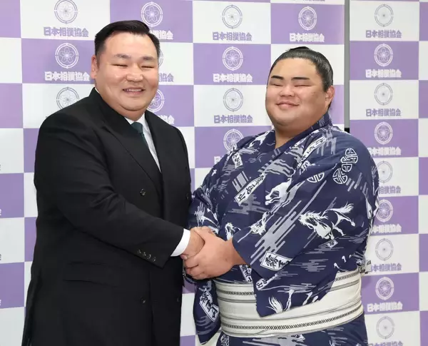 １９歳の竜鳳が新十両昇進　春場所は兄弟子の霧島の付け人についていた。