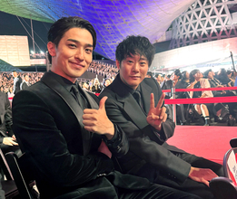 横浜流星　盟友の藤井道人監督と釜山映画祭レッドカーペット「感慨深く光栄に思っております」
