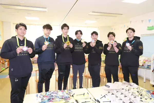 【阪神】ＯＢ・鳥谷敬氏が沖縄で１８度目の病院訪問 「長く続けることのすばらしさを感じている」