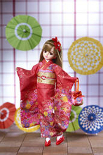 「リカちゃん」コスプレ姿で北米進出…「マイメロ」「クロミ」「葬送のフリーレン」など