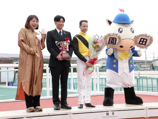 椿鬼奴「まさか並んでお写真撮っていただける日が…」　ルメール騎手との胸熱２ショットに大興奮！