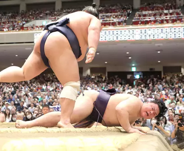 義ノ富士、痛恨の４敗目　１０連勝を逃し「急いでしまった」　千秋楽に優勝の可能性は残る