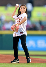 「マウンドからの景色が…」 小林美駒騎手が背番号「３９」で始球式に登場　ワンバウンド投球も「貴重な経験」