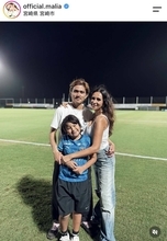 ４回結婚のＭＡＬＩＡ．イケメンＪリーガー息子＆三男と親子ショット「泣けました」「お父さんにも見える」