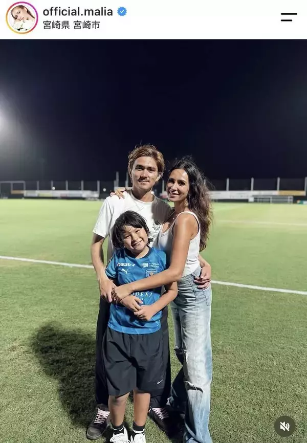 ４回結婚のＭＡＬＩＡ．イケメンＪリーガー息子＆三男と親子ショット「泣けました」「お父さんにも見える」