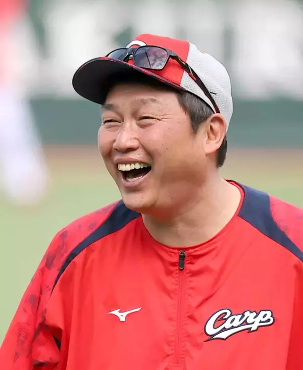 【広島】新井貴浩監督、来季はスマイル解禁「笑いたくても笑える状況ではなかった」ゾンビたばこ巡る騒動に感情を殺して采配…３年連続Ｂクラスからの脱却へ「生まれ変わる」