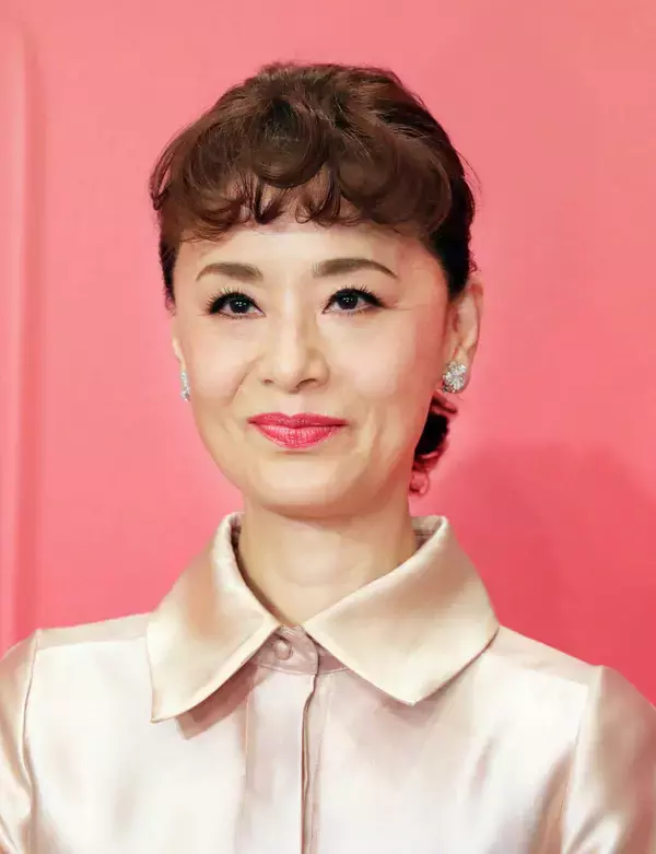 大地真央、新年の様子にファン驚愕！「正月飾りもおせちも豪華絢爛」「年賀状が素敵すぎます」　似顔絵描かれた年賀状には「あっ旦那様が」