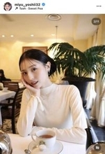 「もはやここはパリ」吉井美優、チラ見せの美背中で魅せるティータイム「セクシー」「上品な感じ」「かんわいい」「優雅な時間」