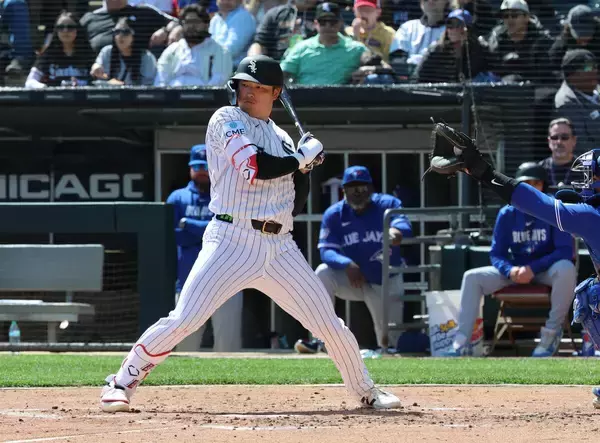 村上宗隆が四球で出塁　前日に日米通算２５０本塁打達成　「３番・一塁」で先発…岡本和真と対決