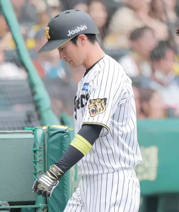 【阪神】近本光司が出場選手登録抹消　２６日の広島戦で死球　左手首の骨折で長期離脱は避けられず