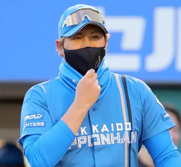 新庄剛志監督、友人からの予想外の贈り物に仰天「全男児の憧れ」「キング」「背中の模様が１に見える」「縁起良さそう」