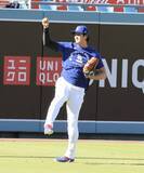 「大谷翔平、古巣エンゼルスの日本人スタッフと記念撮影　３日ぶりキャッチボールでグラウンド登場　右手中指は心配無用？」の画像1