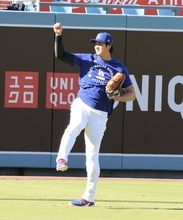 大谷翔平、古巣エンゼルスの日本人スタッフと記念撮影　３日ぶりキャッチボールでグラウンド登場　右手中指は心配無用？