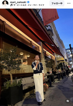 夏木マリ、夕暮れ時にジャージで街に立つ姿がシブすぎ！「センスがいい！」「かっこよすぎ」