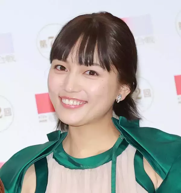 川口春奈の最新姿に「本当なの」「なんで」色気全開「たまらん」「ますます…」「その流し目」真っ赤なドレス絶賛