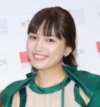 川口春奈の最新姿に「本当なの」「なんで」色気全開「たまらん」「ますます…」「その流し目」真っ赤なドレス絶賛