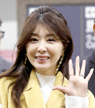 ４８歳矢部美穂の近影が「美しい」！“モコモコ”白ニットがお似合いのコーデに「可愛い～」「めっちゃ好き」の声