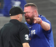 ブルージェイズ・シュナイダー監督が退場　エース右腕のボーク判定に猛抗議…真っ赤な顔で激高　本拠地は拍手でたたえる