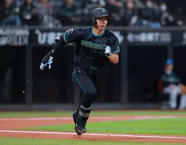 【日本ハム】ドラ３ルーキー・大塚瑠晏、プロ初出場初打席で初安打となる右翼線二塁打…新庄剛志監督が記念球を確保