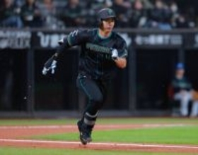 【日本ハム】ドラ３ルーキー・大塚瑠晏、プロ初出場初打席で初安打となる右翼線二塁打…新庄剛志監督が記念球を確保