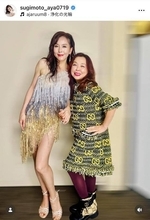 ５７歳・杉本彩の近影　“抜群のスタイル”　スレンダーな美脚際立つミニドレス姿で魅せる！