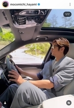 「イケメンの代名詞」４１歳俳優　高級車に乗る姿「足が窮屈に」「運転席狭そ」「大変そう」「脚長すぎ！！」驚がくスタイルの速水もこみち