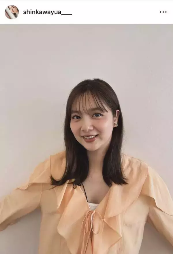 １児の母・新川優愛　フリルブラウスがお似合い！最新姿が「可愛すぎだろ」「素敵」