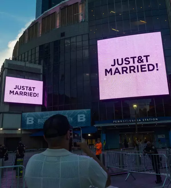 テイラー・スウィフト、結婚を発表！マディソン・スクエア・ガーデン外の電光掲示板に「ＪＵＳＴ＆Ｔ　ＭＡＲＲＩＥＤ！」
