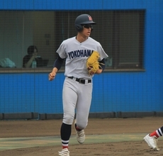 【高校野球】横浜のドラ１候補・織田翔希投手はベンチスタート　初戦で左足首に打球受け降板も骨に異常なし…シートノックでは走って球拾い