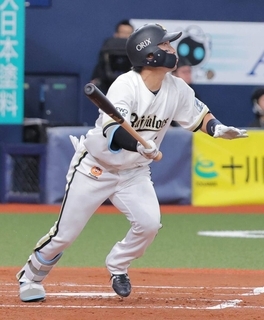 【オリックス】今季限りで現役引退の西野真弘、現役最終打席で左中間二塁打　涙でグラウンドに別れ　代走・野口智哉が送られる