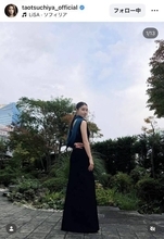 土屋太鳳、美背中あらわな黒ドレス×グリーンアクセントで大人コーデにファンもん絶！「表情がステキ過ぎ」