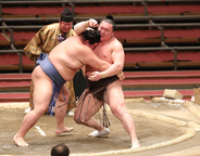 白鵬、２敗に後退…正代に寄り切られる　平幕・碧山が単独トップ